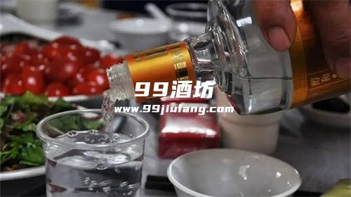 喝白酒是不是不能多吃饭