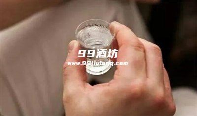 为什么白酒要倒入杯子喝