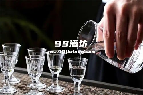 过年酒桌上怎么摆放白酒？人久久酱酒为你详解礼仪