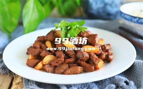 吃牛肉大蒜喝白酒行吗